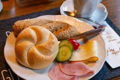 Frühstück in der Frühstückspension Route 145 - Zimmer/bed and breakfast in Bad Goisern in der Dachstein-Salzkammergut-Region