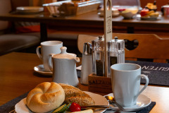 Frühstück in der Frühstückspension Route 145 - Zimmer/bed and breakfast in Bad Goisern in der Dachstein-Salzkammergut-Region