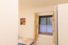 Zimmer 1 mit zwei Einzelbetten in der Frühstückspension Route 145 - Zimmer/bed and breakfast in Bad Goisern in der Dachstein-Salzkammergut-Region