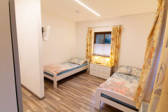 Zimmer 1 mit zwei Einzelbetten in der Frühstückspension Route 145 - Zimmer/bed and breakfast in Bad Goisern in der Dachstein-Salzkammergut-Region