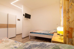 Zimmer 1 mit zwei Einzelbetten in der Frühstückspension Route 145 - Zimmer/bed and breakfast in Bad Goisern in der Dachstein-Salzkammergut-Region