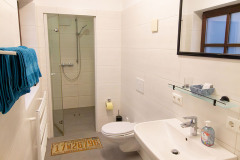 Zimmer 1 mit zwei Einzelbetten in der Frühstückspension Route 145 - Zimmer/bed and breakfast in Bad Goisern in der Dachstein-Salzkammergut-Region