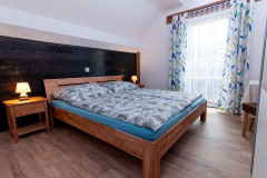 Zimmer 2 mit Doppelbett und Balkon in der Frühstückspension Route 145 - Zimmer/bed and breakfast in Bad Goisern in der Dachstein-Salzkammergut-Region