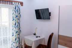 Zimmer 2 mit Doppelbett und Balkon in der Frühstückspension Route 145 - Zimmer/bed and breakfast in Bad Goisern in der Dachstein-Salzkammergut-Region