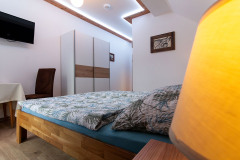 Zimmer 2 mit Doppelbett und Balkon in der Frühstückspension Route 145 - Zimmer/bed and breakfast in Bad Goisern in der Dachstein-Salzkammergut-Region