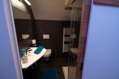 Zimmer 2 mit Doppelbett und Balkon in der Frühstückspension Route 145 - Zimmer/bed and breakfast in Bad Goisern in der Dachstein-Salzkammergut-Region