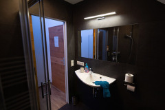 Zimmer 2 mit Doppelbett und Balkon in der Frühstückspension Route 145 - Zimmer/bed and breakfast in Bad Goisern in der Dachstein-Salzkammergut-Region