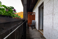 Zimmer 2 mit Doppelbett und Balkon in der Frühstückspension Route 145 - Zimmer/bed and breakfast in Bad Goisern in der Dachstein-Salzkammergut-Region