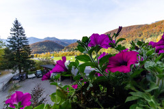 Zimmer 2 mit Doppelbett und Balkon in der Frühstückspension Route 145 - Zimmer/bed and breakfast in Bad Goisern in der Dachstein-Salzkammergut-Region