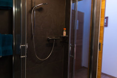 Zimmer 2 mit Doppelbett und Balkon in der Frühstückspension Route 145 - Zimmer/bed and breakfast in Bad Goisern in der Dachstein-Salzkammergut-Region