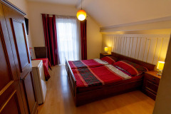 Zimmer 3 mit Doppelbett und Balkon in der Frühstückspension Route 145 - Zimmer/bed and breakfast in Bad Goisern in der Dachstein-Salzkammergut-Region