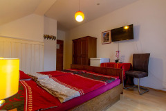 Zimmer 3 mit Doppelbett und Balkon in der Frühstückspension Route 145 - Zimmer/bed and breakfast in Bad Goisern in der Dachstein-Salzkammergut-Region