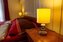 Zimmer 3 mit Doppelbett und Balkon in der Frühstückspension Route 145 - Zimmer/bed and breakfast in Bad Goisern in der Dachstein-Salzkammergut-Region