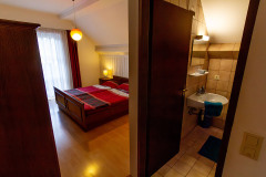 Zimmer 3 mit Doppelbett und Balkon in der Frühstückspension Route 145 - Zimmer/bed and breakfast in Bad Goisern in der Dachstein-Salzkammergut-Region