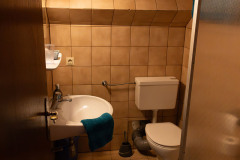 Zimmer 3 mit Doppelbett und Balkon in der Frühstückspension Route 145 - Zimmer/bed and breakfast in Bad Goisern in der Dachstein-Salzkammergut-Region