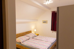 Zimmer 4 mit Doppelbett in der Frühstückspension Route 145 - Zimmer/bed and breakfast in Bad Goisern in der Dachstein-Salzkammergut-Region