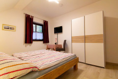 Zimmer 4 mit Doppelbett in der Frühstückspension Route 145 - Zimmer/bed and breakfast in Bad Goisern in der Dachstein-Salzkammergut-Region