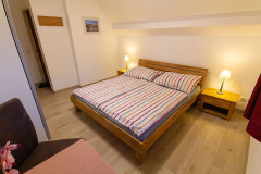 Zimmer 4 mit Doppelbett in der Frühstückspension Route 145 - Zimmer/bed and breakfast in Bad Goisern in der Dachstein-Salzkammergut-Region