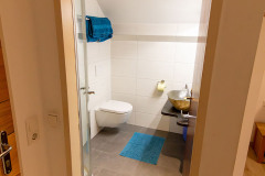 Zimmer 4 mit Doppelbett in der Frühstückspension Route 145 - Zimmer/bed and breakfast in Bad Goisern in der Dachstein-Salzkammergut-Region