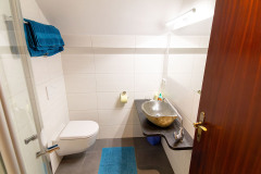 Zimmer 4 mit Doppelbett in der Frühstückspension Route 145 - Zimmer/bed and breakfast in Bad Goisern in der Dachstein-Salzkammergut-Region