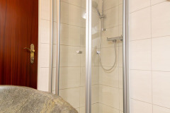 Zimmer 4 mit Doppelbett in der Frühstückspension Route 145 - Zimmer/bed and breakfast in Bad Goisern in der Dachstein-Salzkammergut-Region